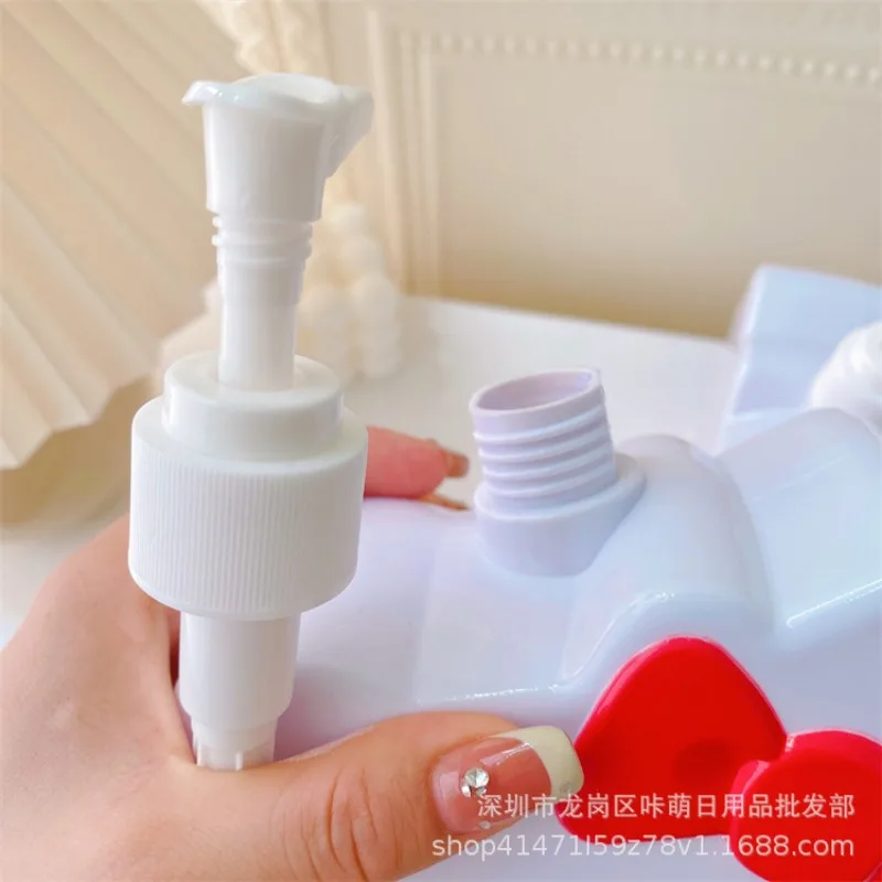 산리오 헬로 키티 대용량 액체 디스펜싱 병, 여행용 휴대용 샤워 젤, 로션 프레스 빈 병, 750ml