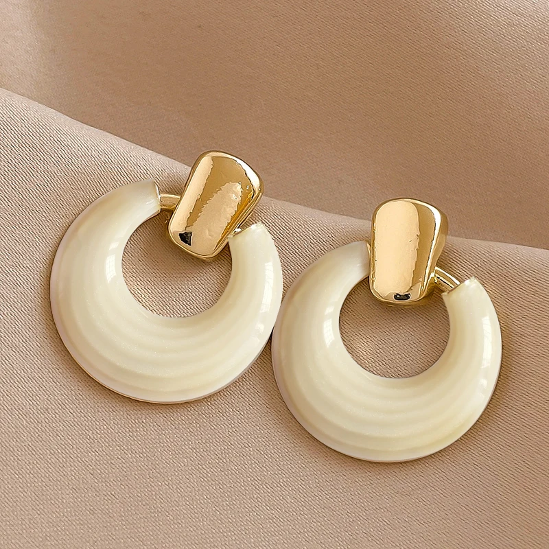 새로운 레트로 심플 기하학 원형 스터드 귀걸이, 여성 럭셔리 품질 보석 피어싱 귀 액세서리 귀걸이 트렌드 title=새로운 레트로 심플 기하학 원형 스터드 귀걸이, 여성 럭셔리 품질 보석 피어싱 귀 액세서리 귀걸이 트렌드