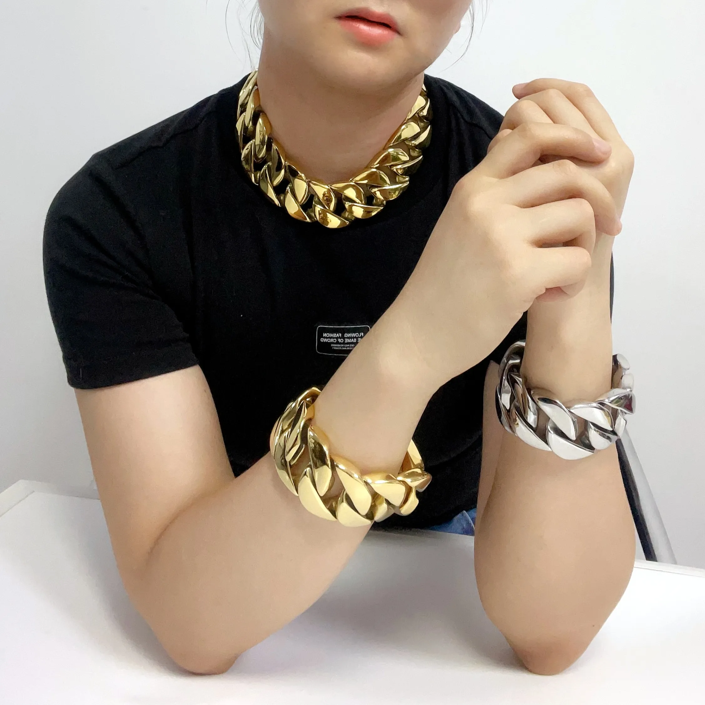 SDA 공장 도매 크고 두꺼운 쿠바 링크 체인 팔찌 목걸이, 여성 및 남성용 실버 골드 컬러 쥬얼리, 26mm, 32mm 너비 title=SDA 공장 도매 크고 두꺼운 쿠바 링크 체인 팔찌 목걸이, 여성 및 남성용 실버 골드 컬러 쥬얼리, 26mm, 32mm 너비 