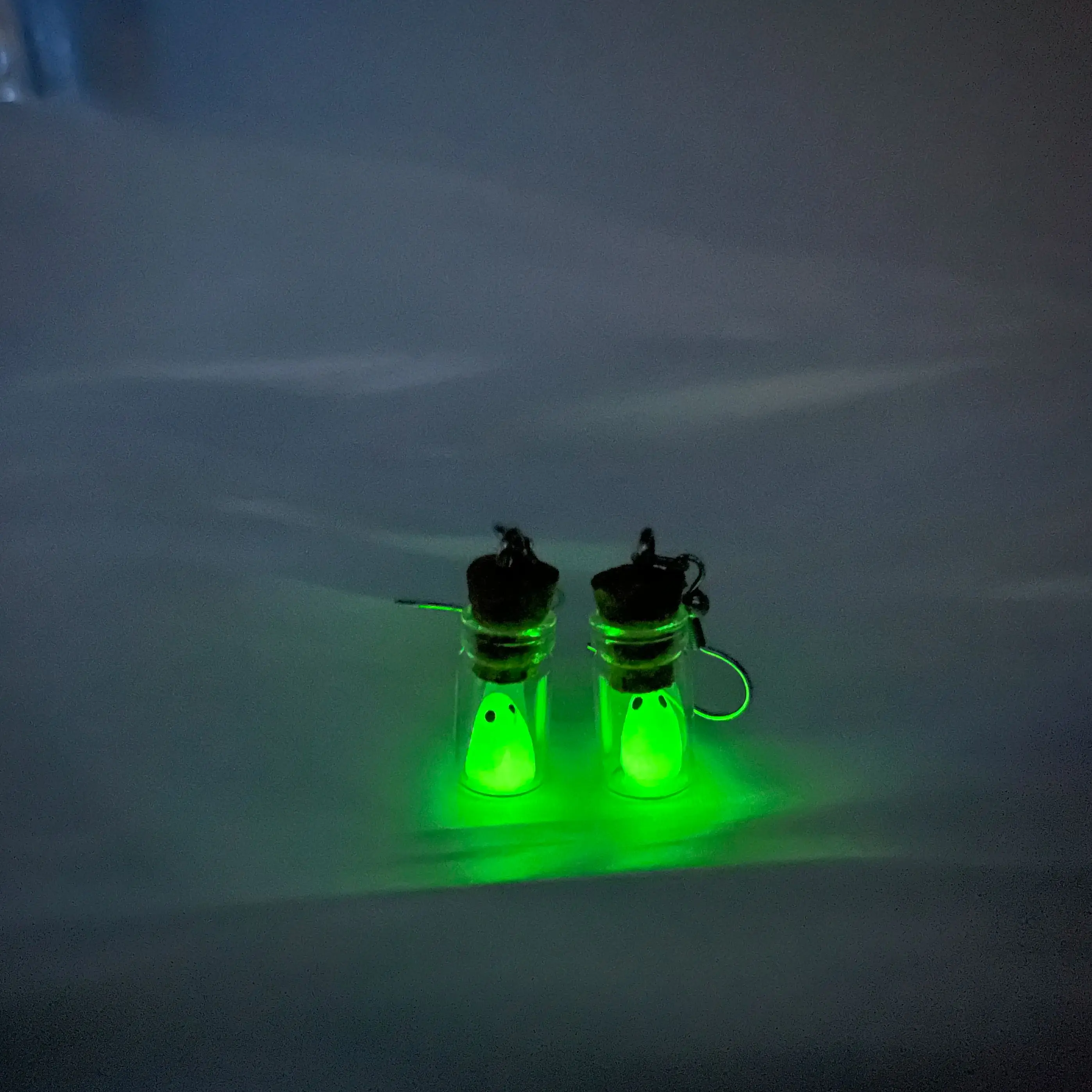 Ghost in Bottle 귀걸이, 어둠 속에서 빛나는 귀걸이, 유령 댕글 귀걸이, 여성 및 소녀용 빛나는 할로윈 쥬얼리