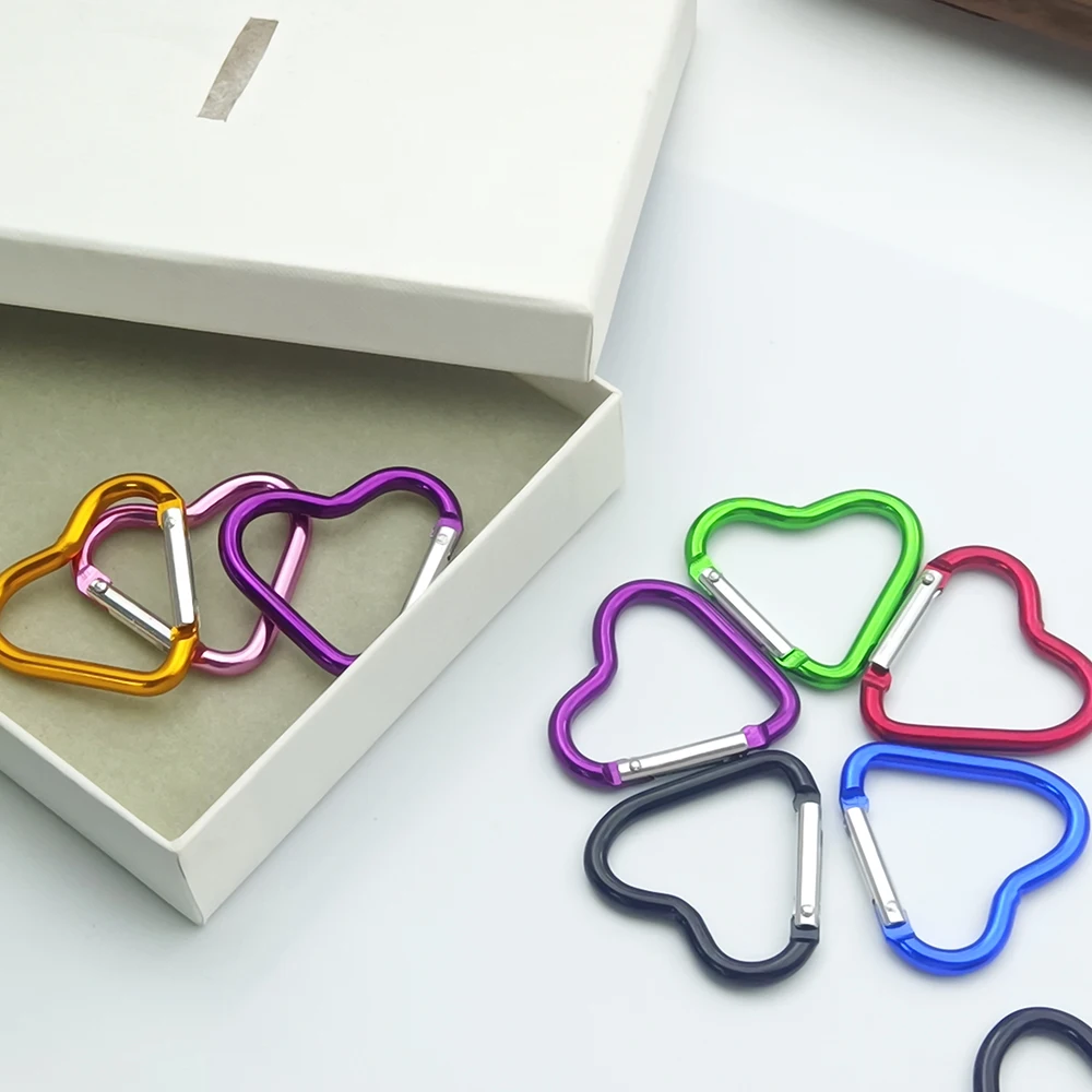 하트 모양의 금속 Carabiner 키 체인 Carabiner 야외 등산 캠핑 키 링 버클 멀티 여행 키트 후크 교수형 열쇠 고리