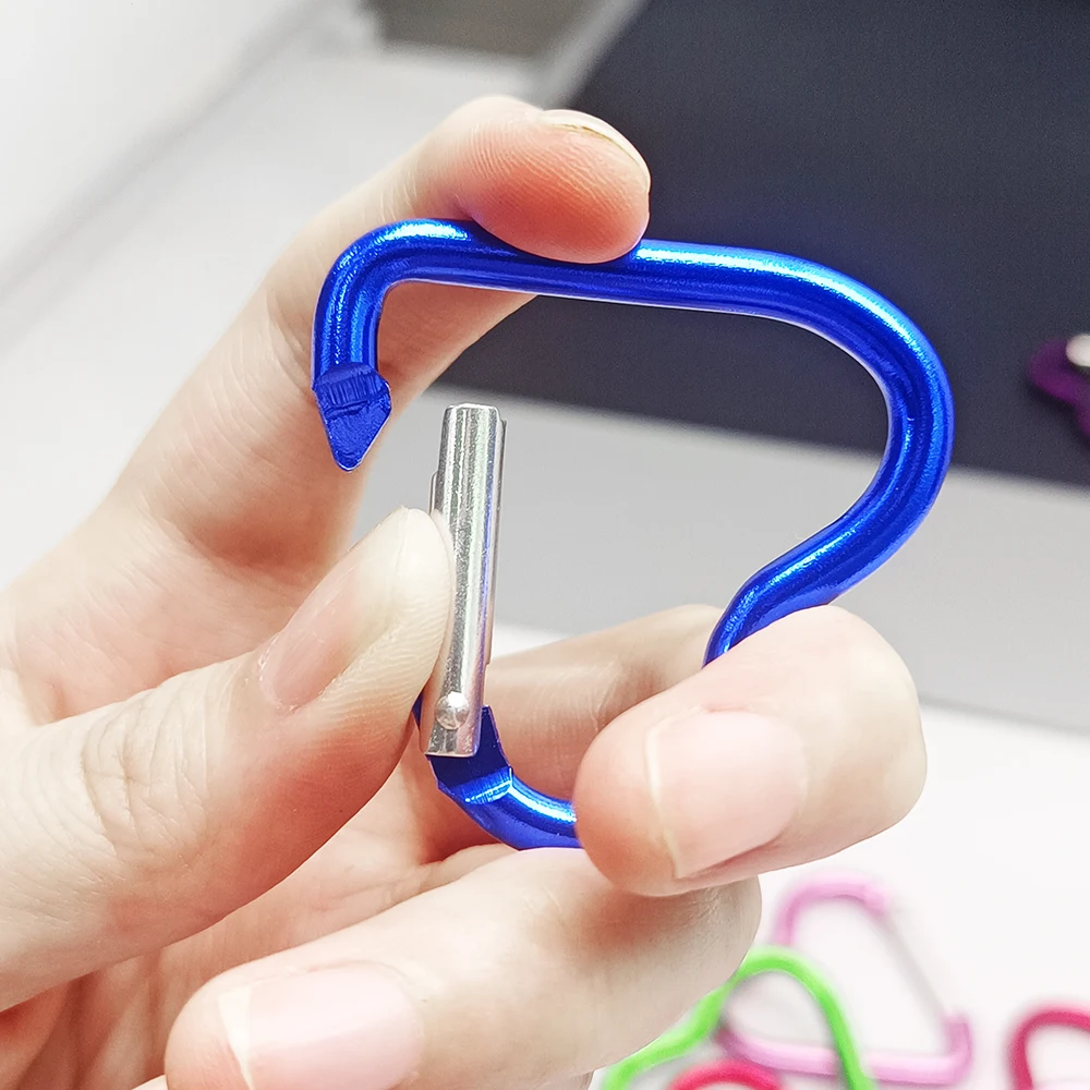 하트 모양의 금속 Carabiner 키 체인 Carabiner 야외 등산 캠핑 키 링 버클 멀티 여행 키트 후크 교수형 열쇠 고리