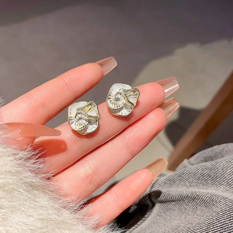 LATS 여성을위한 검은 꽃 스터드 귀걸이 접힌 독특한 디자인 에나멜 다층 꽃 작은 귀걸이 패션 쥬얼리