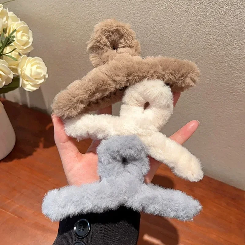 여성을위한 겨울 가짜 모피 머리 발톱 우아한 아크릴 크랩 자용 머리핀 소녀-헤어 액세서리 모피 머리 장식 머리 발톱 클립