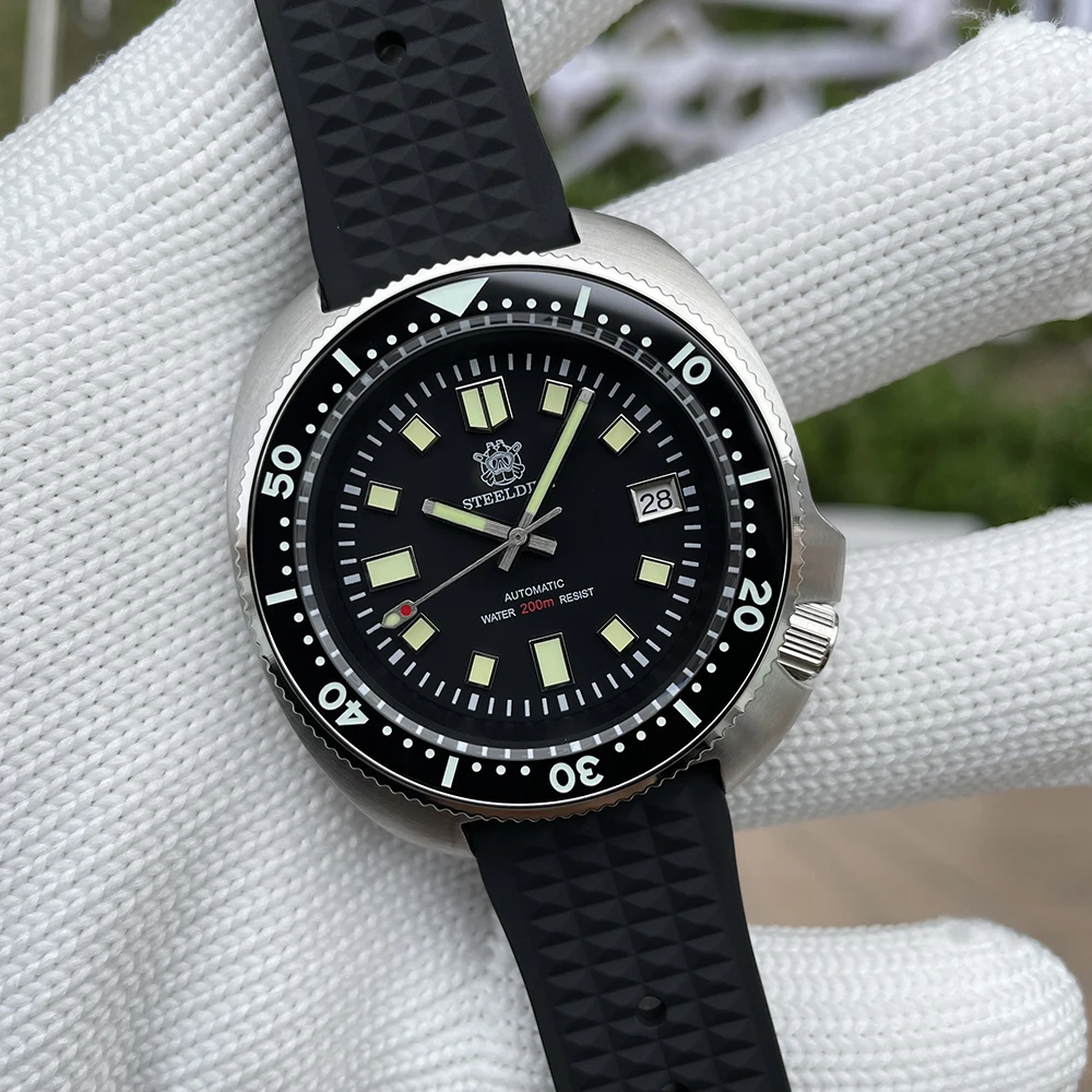 Steeldive SD1970 화이트 날짜 배경 200M 방수 AR 코팅 사파이어 NH35 블랙 다이얼 거북이 자동식 남성용 다이브 시계