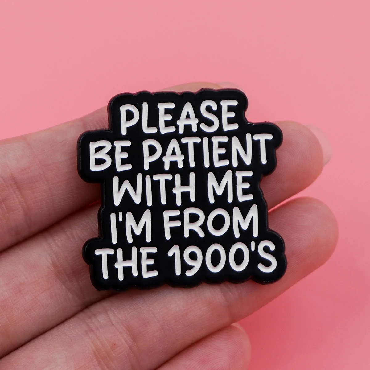 따옴표 에나멜 핀 만화 여성용 브로치 남성용 옷깃 핀 배낭에 편지 배지 의상 액세서리 문구 쥬얼리 선물