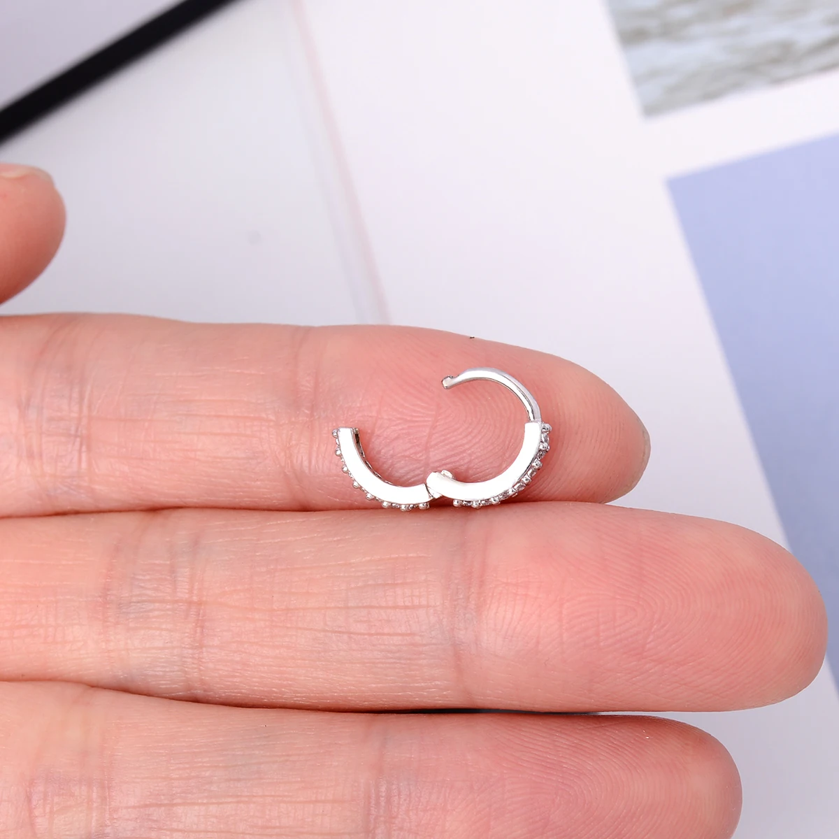 1 Pcs 여성을위한 패션 절묘한 크리스탈 지르콘 후프 귀걸이 레인보우 연골 헬릭스 Tragus 귀걸이 스터드 바디 피어 싱 쥬얼리