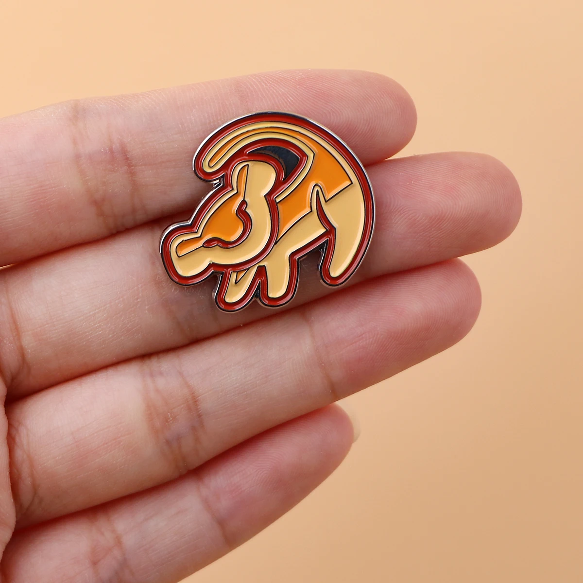 귀여운 라이온 킹 옷깃 핀 배낭 용 금속 에나멜 핀 소나무 브로치 어린이 배지 애니메이션 쥬얼리 액세서리 선물