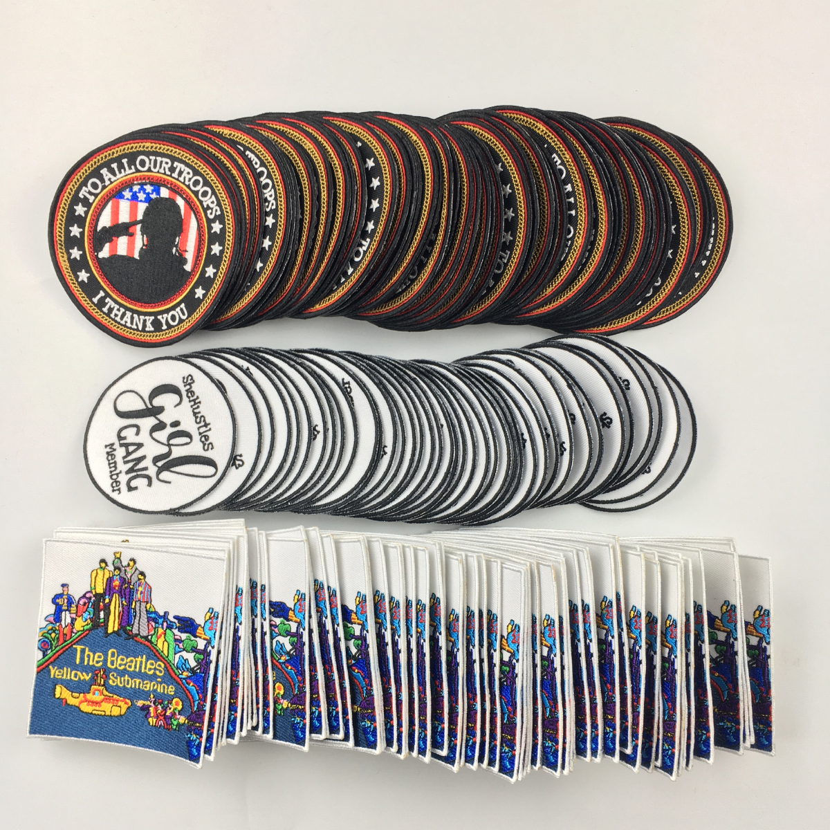 사용자 정의 자수 패치 Merrow 테두리에 개인화 된 디자인 로고 철 PVC 셔닐 실 배지 의류 모자에 대한 짠 엠블럼