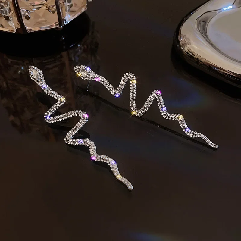 패션 트렌드 독특한 디자인 우아한 과장된 뱀 모양 전체 드릴 스터드 귀걸이 숙녀 수석 커플 결혼 선물 도매