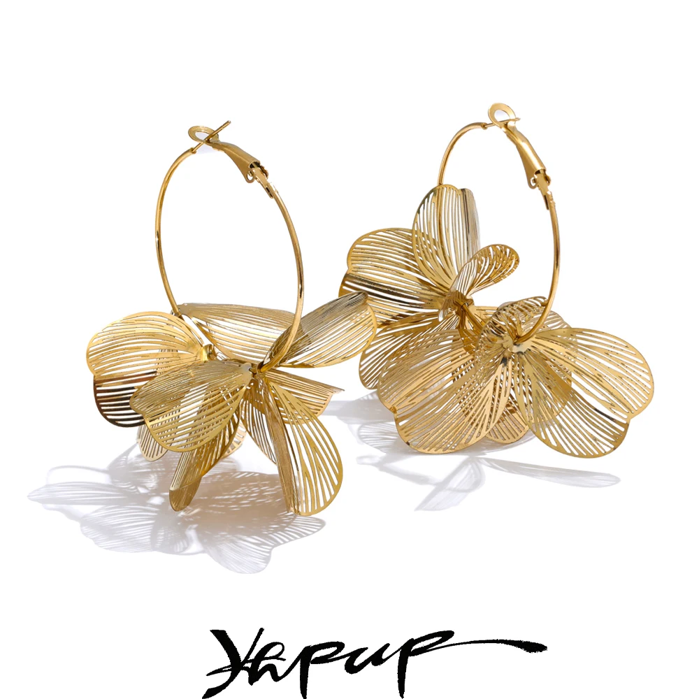 Yhpup 독점 디자인 스테인레스 스틸 금속 꽃 빅 후프 귀걸이 2024 성격 패션 방수 눈길을 끄는 보석 title=Yhpup 독점 디자인 스테인레스 스틸 금속 꽃 빅 후프 귀걸이 2024 성격 패션 방수 눈길을 끄는 보석 