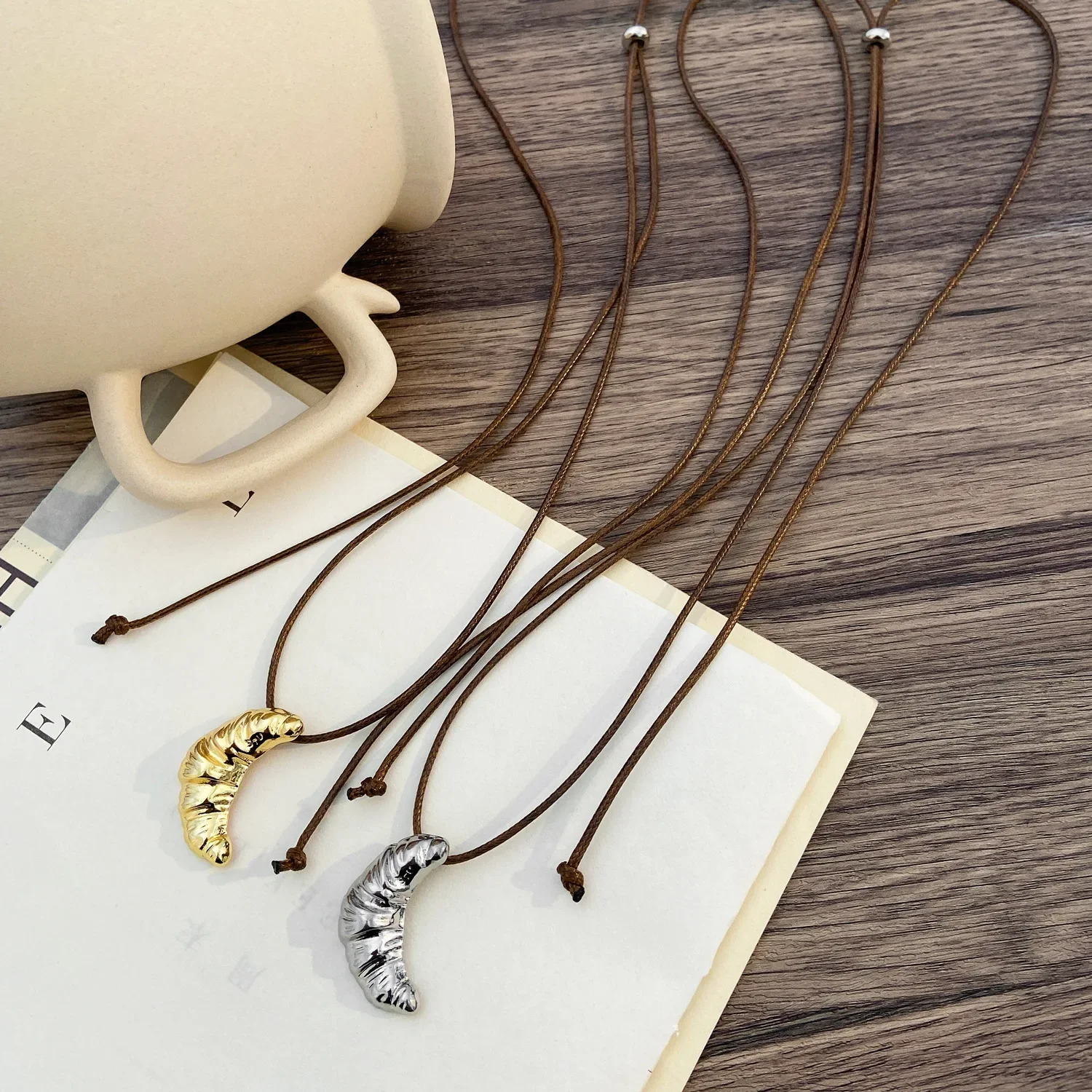 LATS 여성용 심플 암소 뿔 긴 목걸이, 가죽 로프, 가벼운 럭셔리 스웨터 체인, 패션 쥬얼리 액세서리, 도매