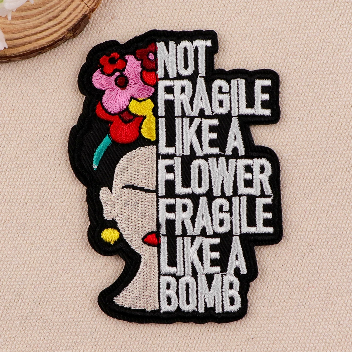 여성 전원 자수 패치는 의류에 대한 패치에 철을 인용합니다. 의류에 열 접착 패치 DIY Sew Badges