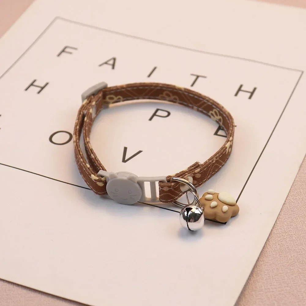 작은 개를위한 벨이있는 귀여운 목 애완 동물 목걸이 강아지 새끼 고양이 물건 액세서리 조정 가능한 발자국 고양이 분리형 칼라