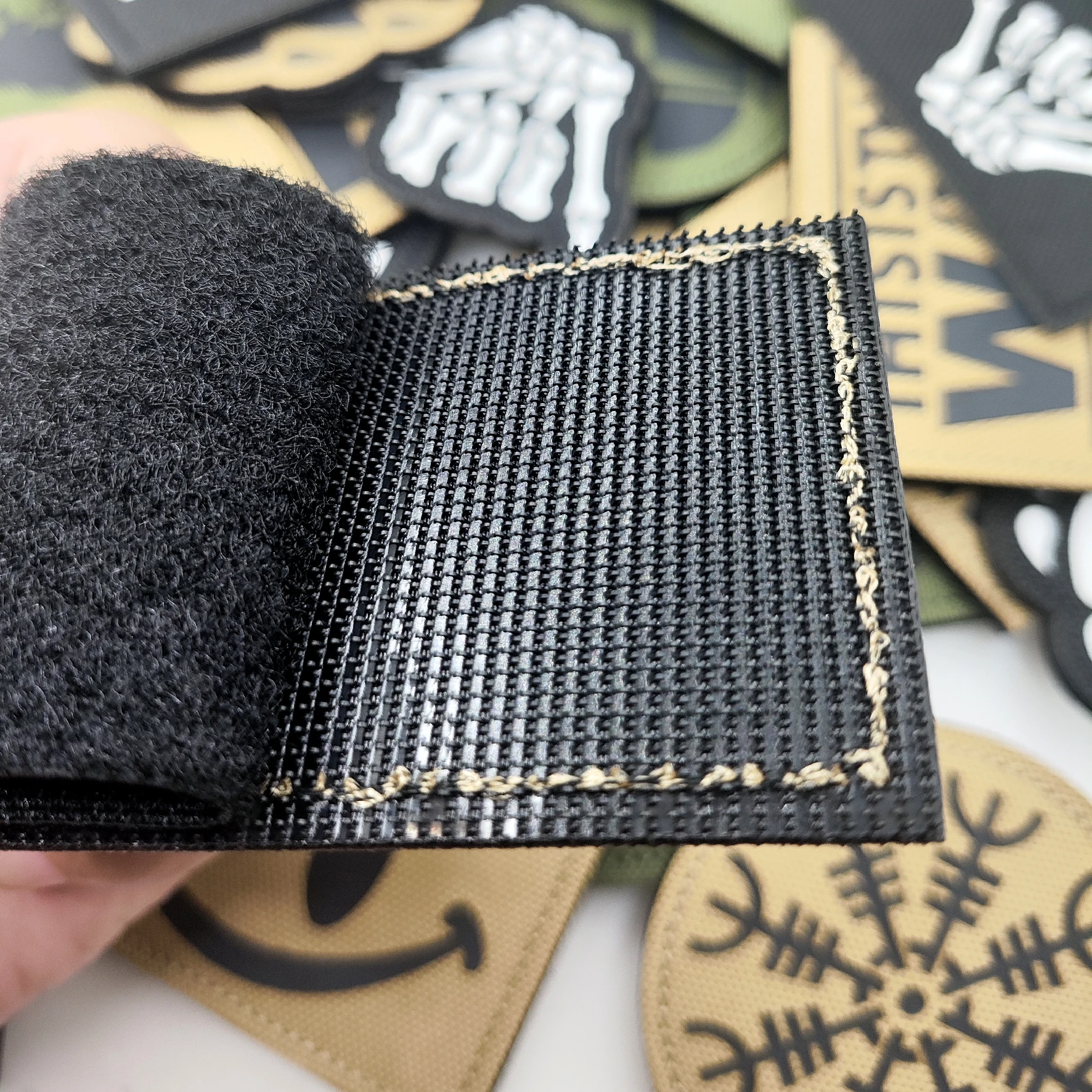 이것이 WAY 풀 헬멧 자수 완장 배지 군용 줄무늬 패스너 후크 및 루프 패치입니다.