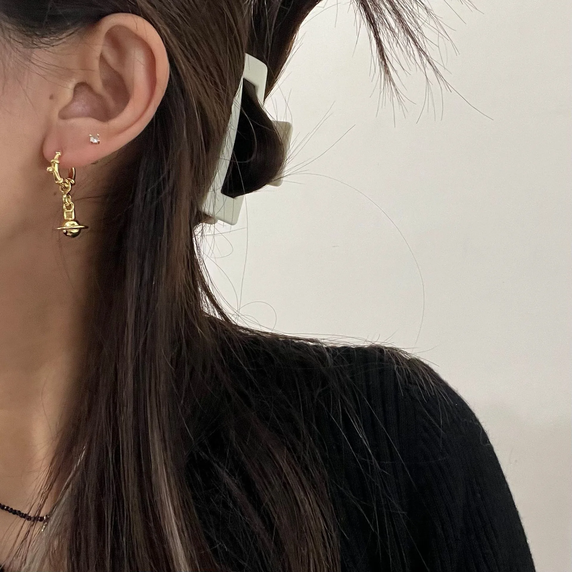 틈새 시장과 트렌디한 3차원 귀고리는 파티에서 여성을 위한 간단하고 세련된 보석 선물입니다