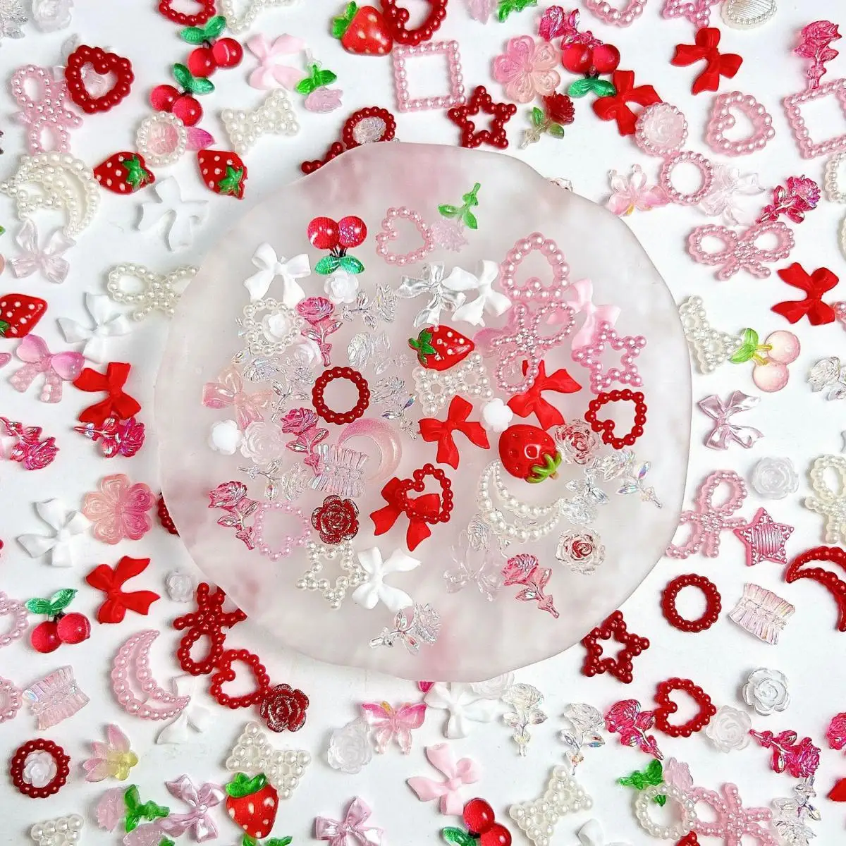 무작위 혼합 달콤한 레드 화이트 시리즈 네일 매력 3D 수지 중공 심장 활 딸기 체리 네일 아트 장식 액세서리