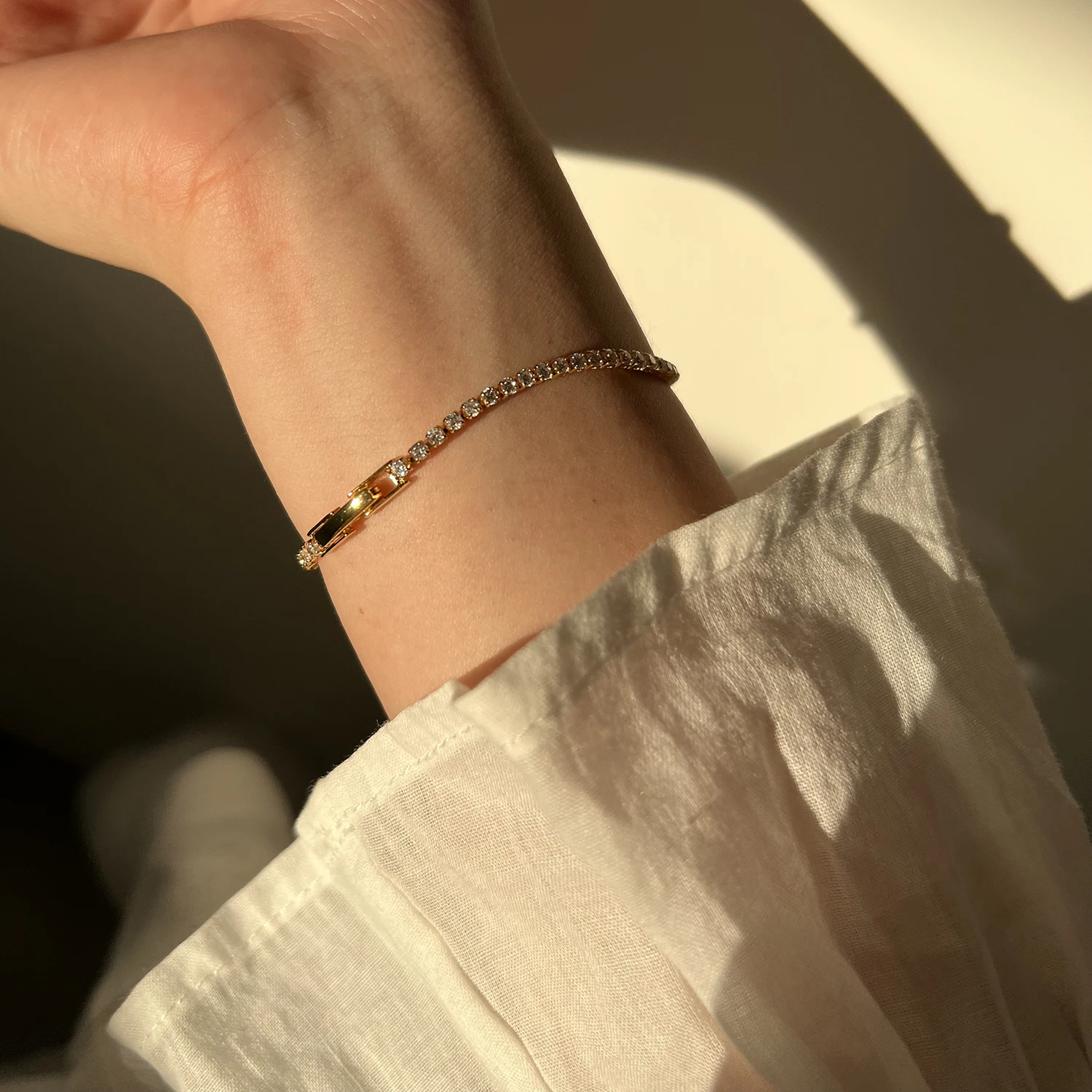 라인 석으로 가득 찬 럭셔리 클래식 여성을위한 18K 골드 도금 팔찌 반짝 이는 간단한 지르콘 팔찌 쥬얼리 생일 선물