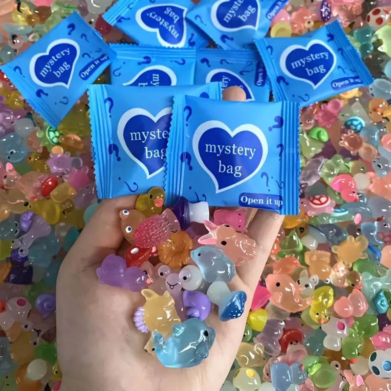 60pcs 어둠 속에서 빛나는 미니 수지 동물 및 버섯 블라인드 가방 요정 정원 장식 마이크로 풍경 생일 선물 서프라이즈