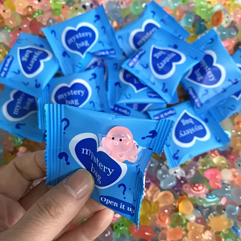 60pcs 어둠 속에서 빛나는 미니 수지 동물 및 버섯 블라인드 가방 요정 정원 장식 마이크로 풍경 생일 선물 서프라이즈