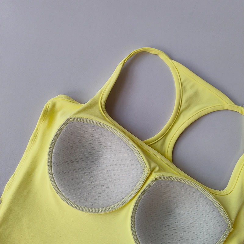 가슴 패드가있는 스포츠 및 피트니스 조끼 여름 충격 방지 뷰티 백 누드 느낌 정장 필라테스 훈련 요가 탑 요가 의류
