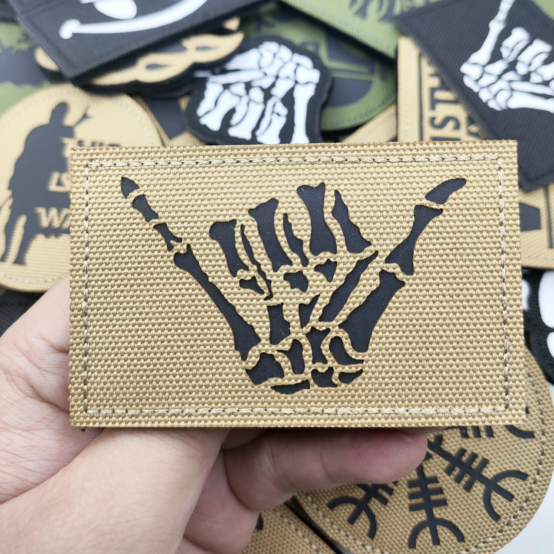 이것이 WAY 풀 헬멧 자수 완장 배지 군용 줄무늬 패스너 후크 및 루프 패치입니다.