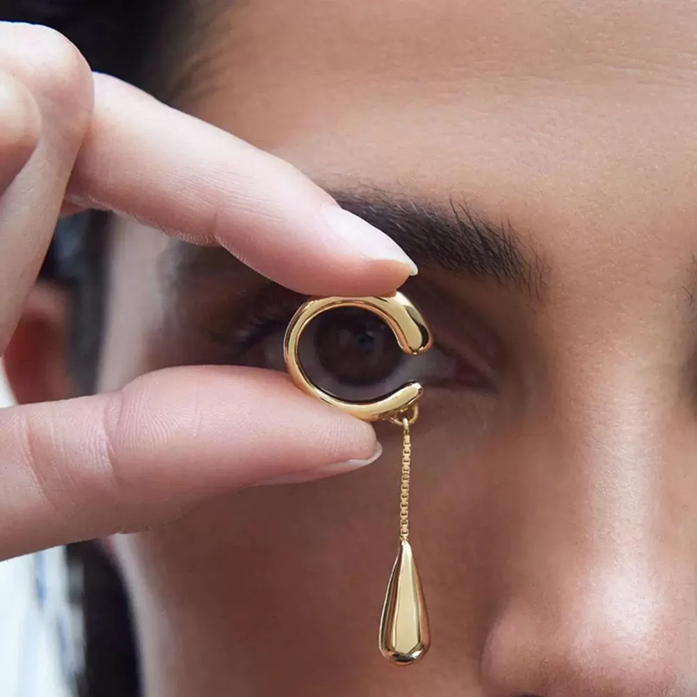 간단한 성격 술 드롭 펜던트 귀 뼈 클립 새로운 여성스러운 절묘한 파티 액세서리 2024 title=간단한 성격 술 드롭 펜던트 귀 뼈 클립 새로운 여성스러운 절묘한 파티 액세서리 2024 