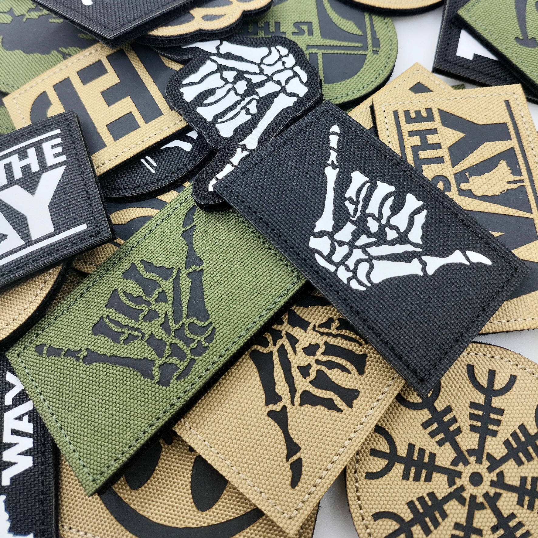 이것이 WAY 풀 헬멧 자수 완장 배지 군용 줄무늬 패스너 후크 및 루프 패치입니다.