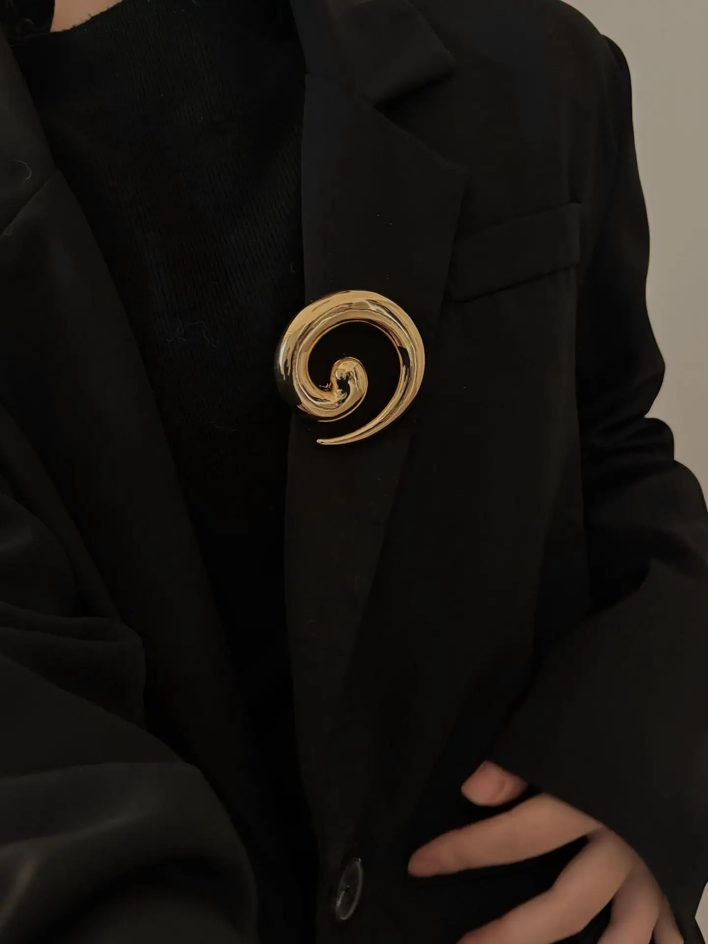 여성을위한 빈티지 금도금 불규칙한 금속 부드러운 나선형 소용돌이 브로치 남성 정장 코사지 핀 파티 쥬얼리 액세서리 선물