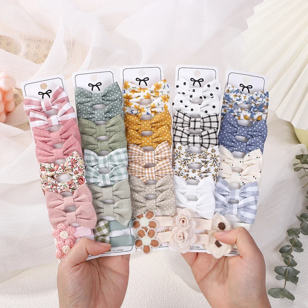 레인보우 활 10 개/대 수제 패브릭 인쇄 자용 부티크 미니 앞머리 활 헤어 클립 인 데이지 헤어 그립 2025 봄 스타일 title=레인보우 활 10 개/대 수제 패브릭 인쇄 자용 부티크 미니 앞머리 활 헤어 클립 인 데이지 헤어 그립 2025 봄 스타일 