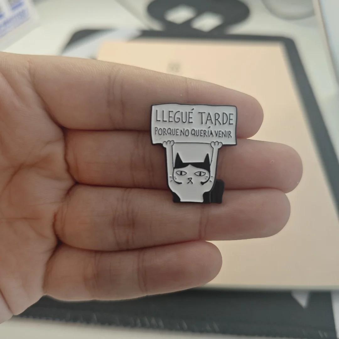 1피스 참신한 틈새 개성 브로치, 금속 소재, 고양이 스타일, 남성과 여성 모두 착용하기에 적합합니다.