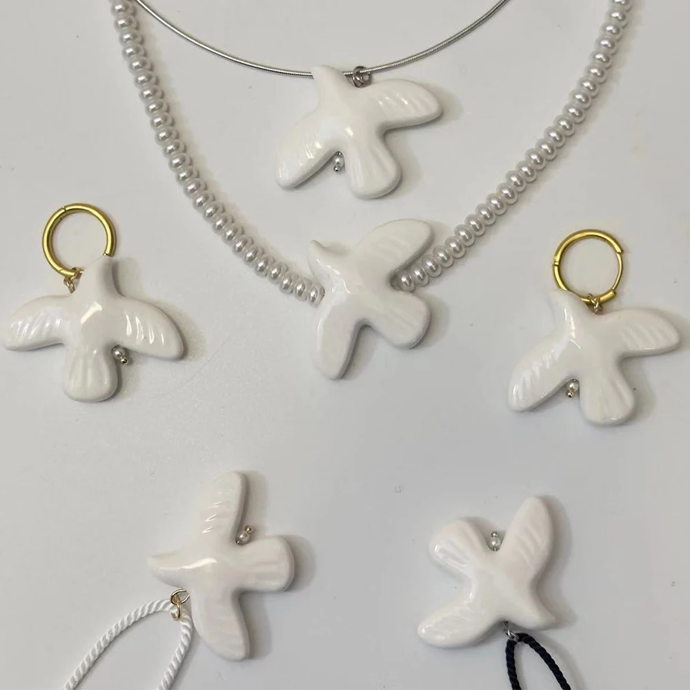 2pcs 34x43mm 흰색 비둘기 세라믹 비즈 DIY 팔찌 귀걸이 목걸이 액세서리 도자기 흰색 비둘기 구슬 보석 만들기위한