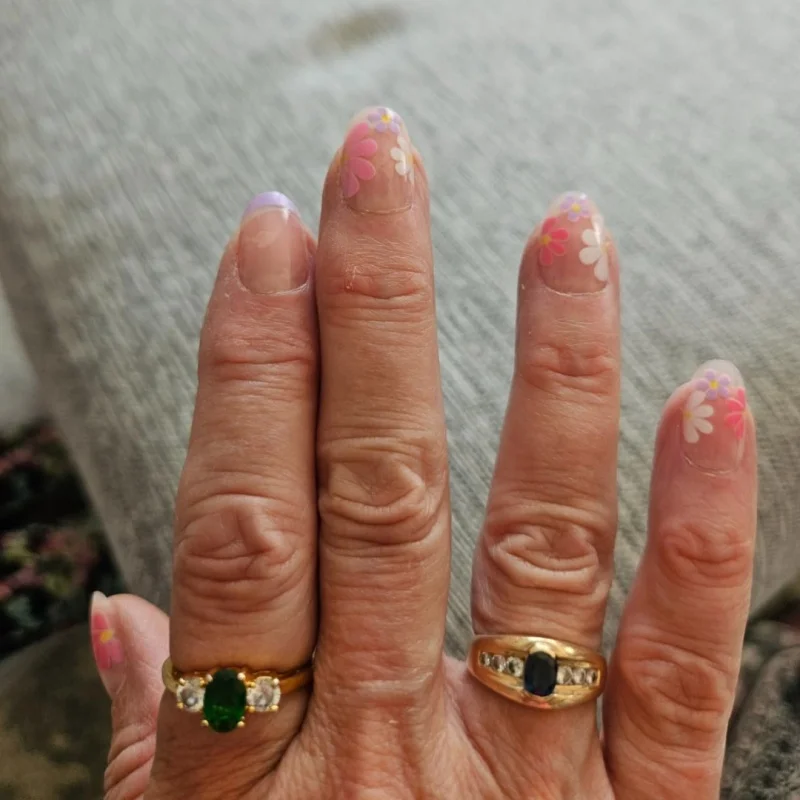 24Pcs 짧은 아몬드 프레스 온 손톱 핑크 꽃 프렌치 팁 광택 & 우아한 풀 커버 가짜 손톱 여성용 & 소녀 봄, 데일리웨어