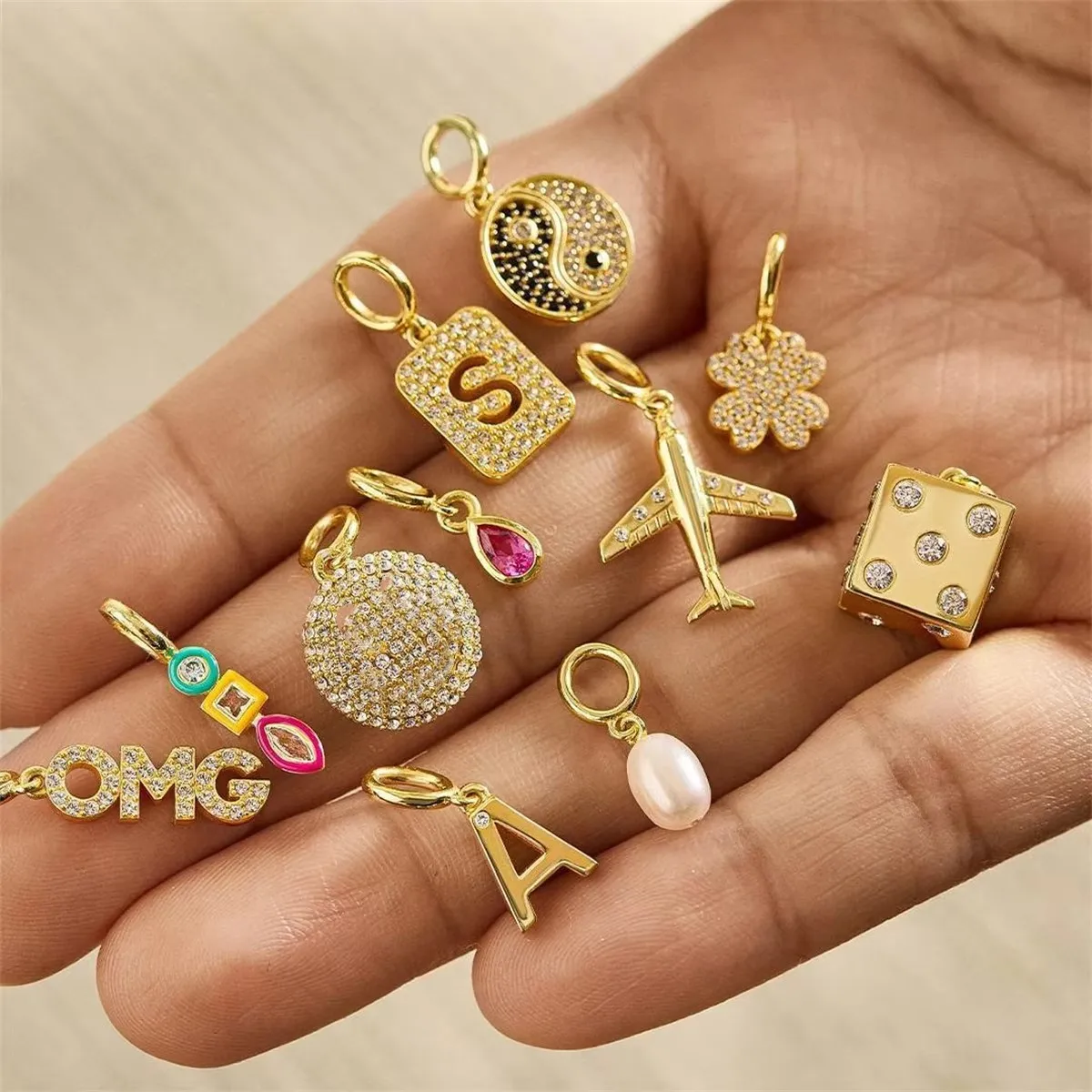 사랑, 음양, 비행기 글자, 웃는 얼굴, 말굽 펜던트, 금도금 및 색상 보존이 있는 작은 펜던트 title=사랑, 음양, 비행기 글자, 웃는 얼굴, 말굽 펜던트, 금도금 및 색상 보존이 있는 작은 펜던트