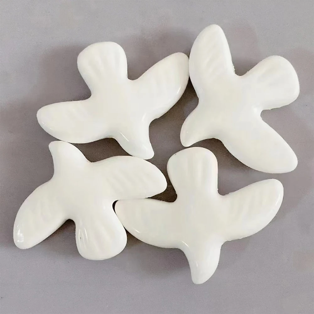 2pcs 34x43mm 흰색 비둘기 세라믹 비즈 DIY 팔찌 귀걸이 목걸이 액세서리 도자기 흰색 비둘기 구슬 보석 만들기위한 title=2pcs 34x43mm 흰색 비둘기 세라믹 비즈 DIY 팔찌 귀걸이 목걸이 액세서리 도자기 흰색 비둘기 구슬 보석 만들기위한 