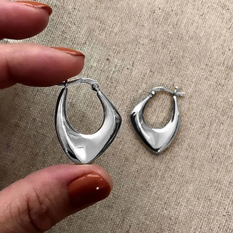 Huitan 기하학 금속 후프 귀걸이 여성을위한 골드 컬러/실버 컬러 패션 레이디스 귀 귀걸이 데일리웨어 다목적 쥬얼리