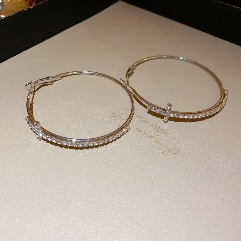 여성을위한 반짝 이는 큰 Circel 크로스 후프 귀걸이 절묘한 라인 석 귀 버클 귀걸이 하이 엔드 기하학 귀 반지 쥬얼리