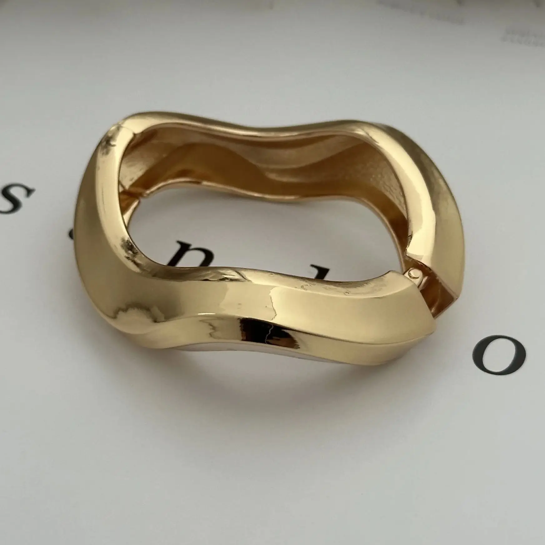 빈티지 금속 웨이브 트위스트 여성을위한 부드러운 불규칙한 팔찌 과장된 기하학 Chunky 커프 팔찌 힙합 펑크 쥬얼리