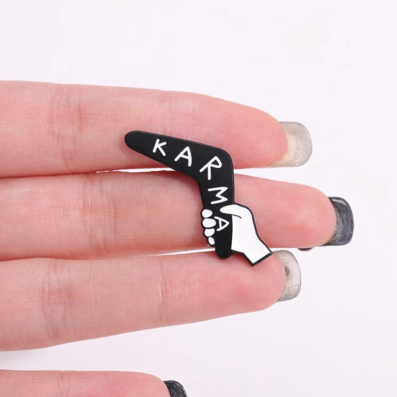 카르마 에나멜 핀 불교 용어 부메랑 배지 배낭 옷깃 핀 크리 에이 티브 금속 브로치 친구를위한 믿음 보석 선물