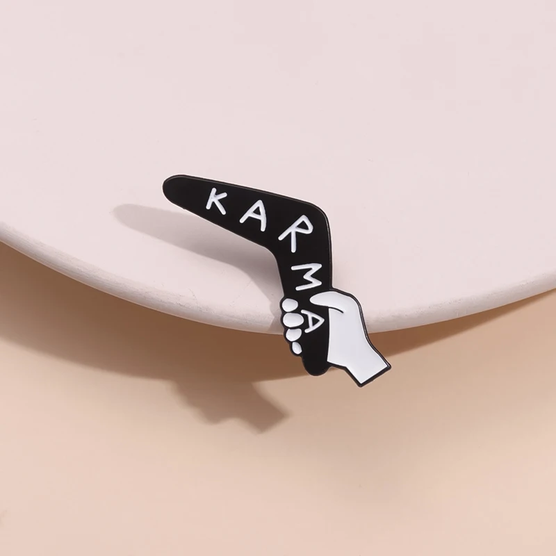카르마 에나멜 핀 불교 용어 부메랑 배지 배낭 옷깃 핀 크리 에이 티브 금속 브로치 친구를위한 믿음 보석 선물 title=카르마 에나멜 핀 불교 용어 부메랑 배지 배낭 옷깃 핀 크리 에이 티브 금속 브로치 친구를위한 믿음 보석 선물