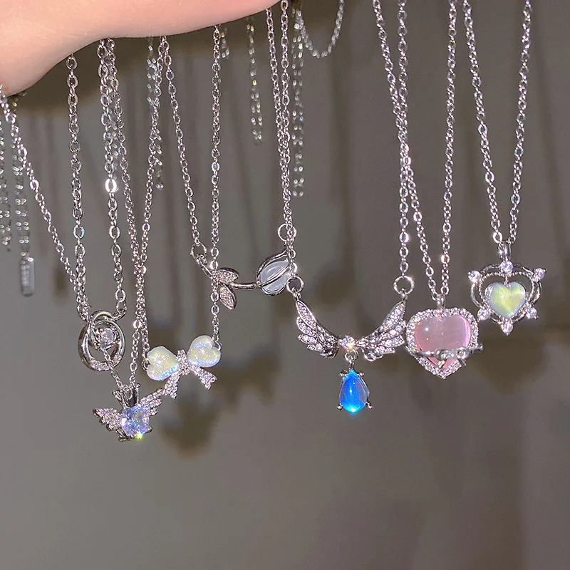 여성을위한 Y2K 크리스탈 보우 천사 날개 하트 펜던트 목걸이 달콤한 멋진 소녀 쇄골 체인 유행 미적 보석 액세서리 title=여성을위한 Y2K 크리스탈 보우 천사 날개 하트 펜던트 목걸이 달콤한 멋진 소녀 쇄골 체인 유행 미적 보석 액세서리